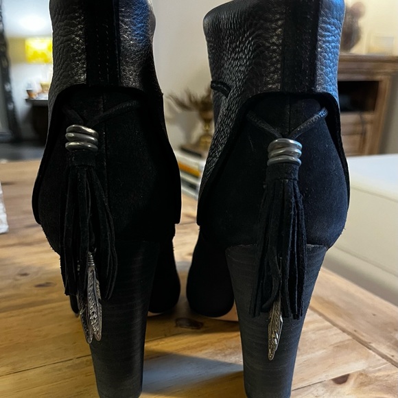 Sigerson Morrison Black Leather/Suede Fringe Booties with Metal Feathers Size 7 - Picture 4 of 11